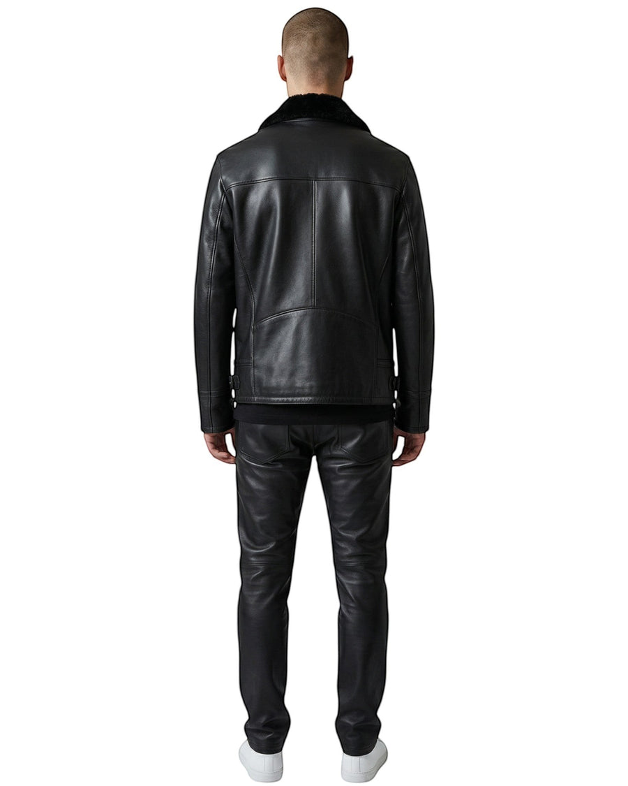 Hilda Leather Siyah Kuzu Shearling Klasik Pilot Ceket, erkek modeli üzerinde, beyaz arka plan üzerinde.